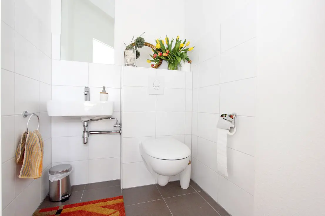 Gäste-WC als Beispiel -- Statt Wohnung: Doppelhaushälften / Reihenhäusern (136/145 m² Wfl.) in schöner Lage von SASBACH!