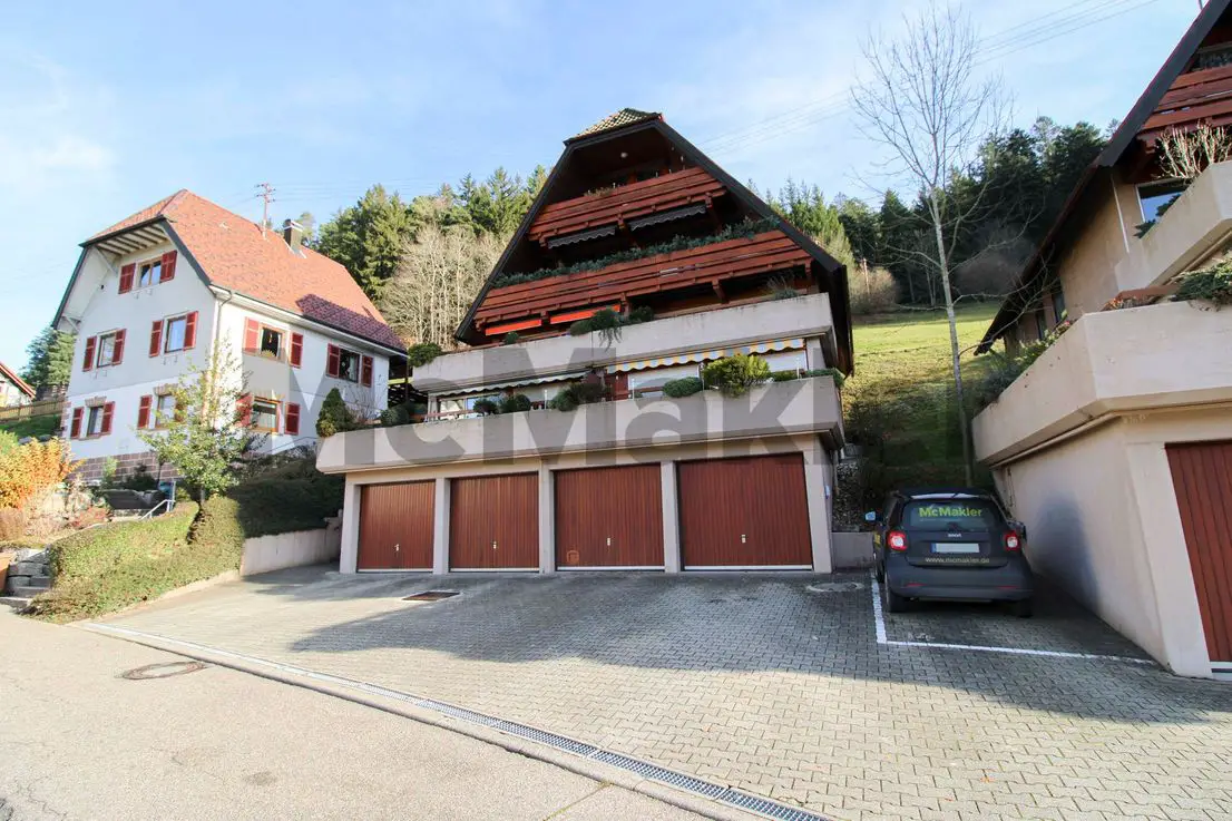 Hausansicht -- Wohnen in der Natur: Renovierte Dachgeschosswohnung im Schwarzwald - auch als Ferienwohnung geeignet