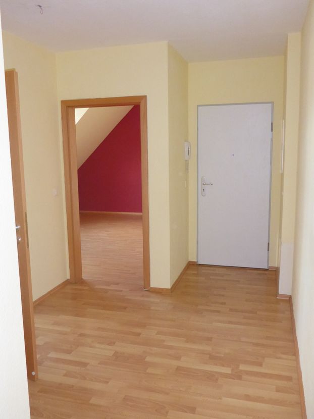 P11 FlurEingang -- Schöne 3-Raum-DG-Wohnung mit EBK und Balkon in Bielefeld
