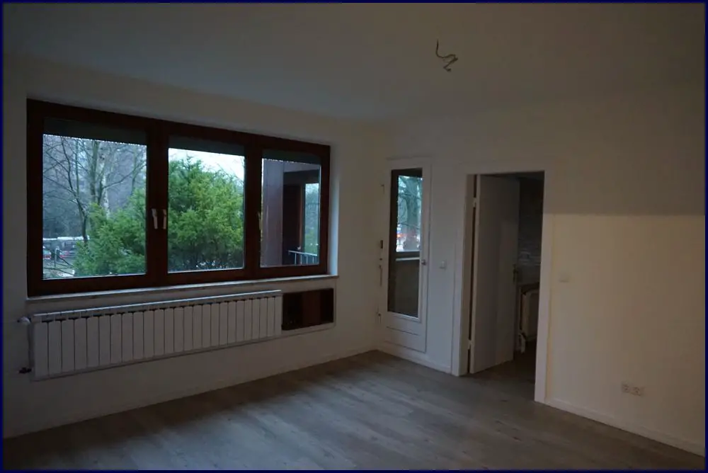 Wohnzimmer -- Modernisierte und renovierte 2-Zi.-Wohnung mit schönem Wintergarten in Hamburg-Poppenbüttel!