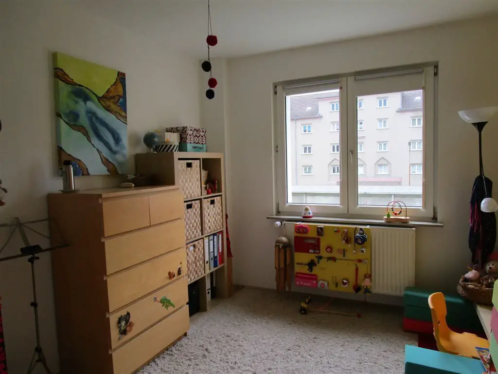 Kinderzimmer -- Schön geschnittene 4 Zimmer Wohnung in Weidenpesch mit Balkon