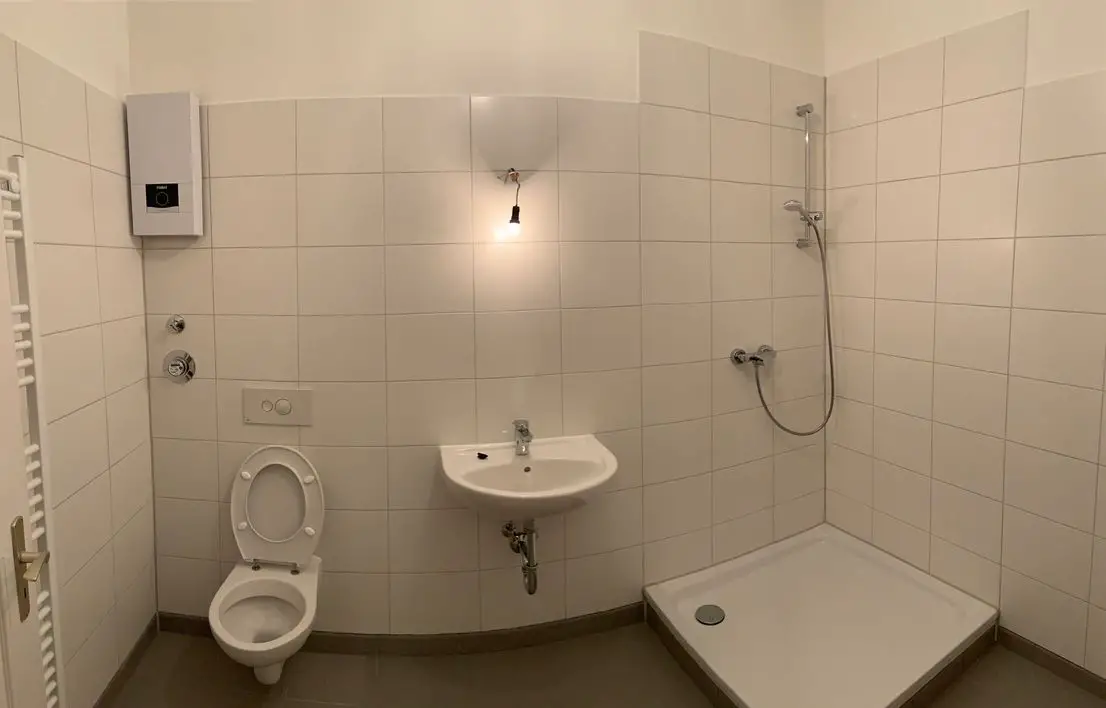 Badezimmer -- Wohnen im Grünen und trotzdem verkehrsgünstig in großzügiger 3 Zimmer Wohnung