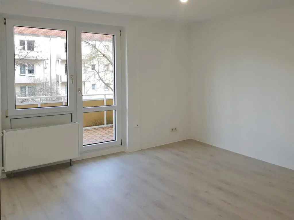 Wohnzimmer -- Liebevoll renovierte 2-Zimmer-Wohnung wartet auf Sie! 500 EUR Gutschein sichern!* 
