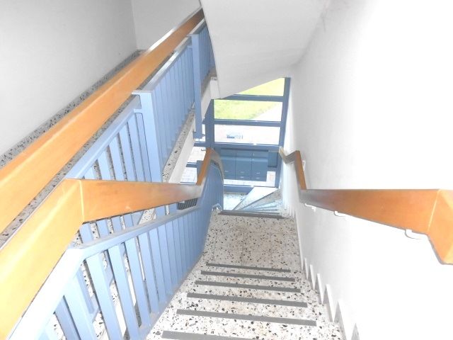 Treppenhaus -- ** Wohnung in ruhiger und zentraler Lage ! **