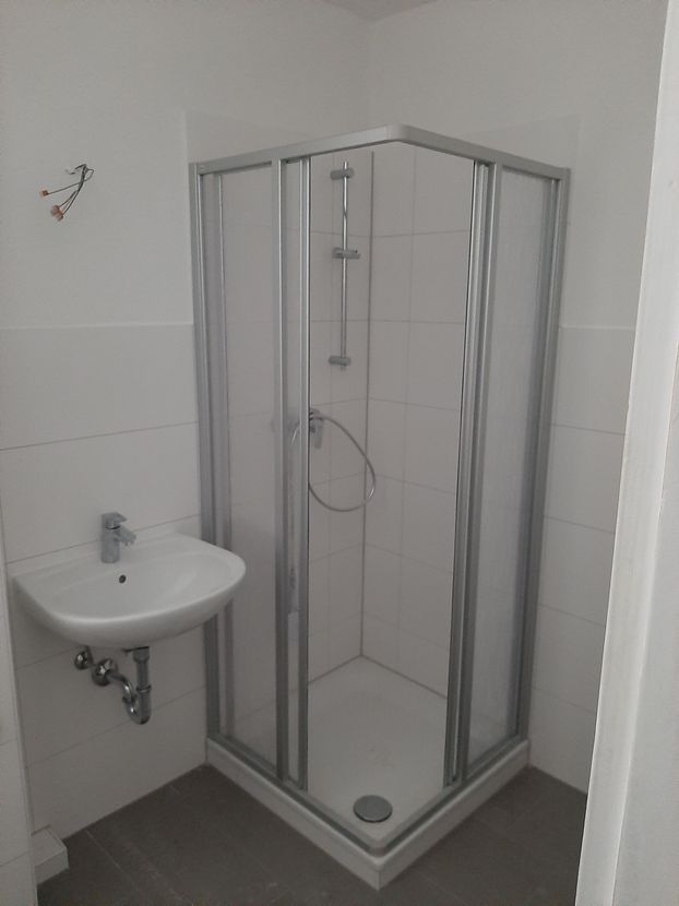 Dusche mit Duschabtrennung -- Erstbezug nach Sanierung mit Balkon: freundliche 3-Zimmer-Wohnung in Köln-Sülz