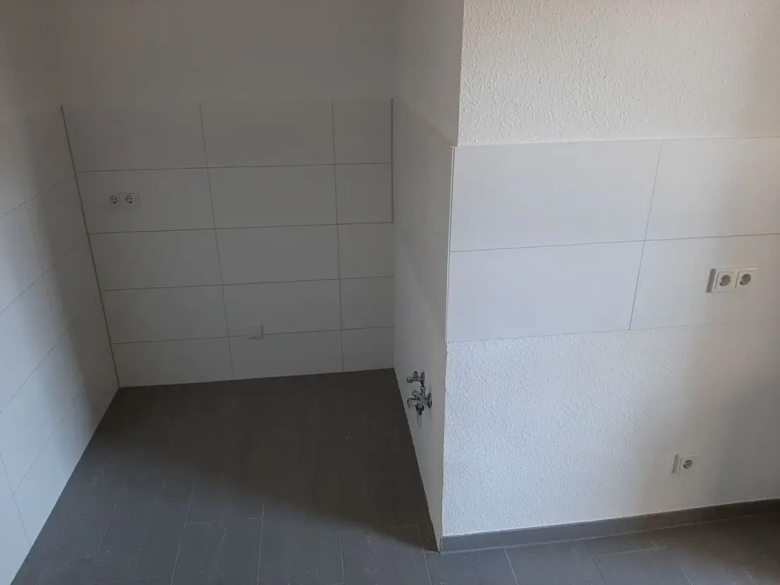 Küche -- Erstbezug nach Sanierung mit Balkon: freundliche 3-Zimmer-Wohnung in Köln-Sülz