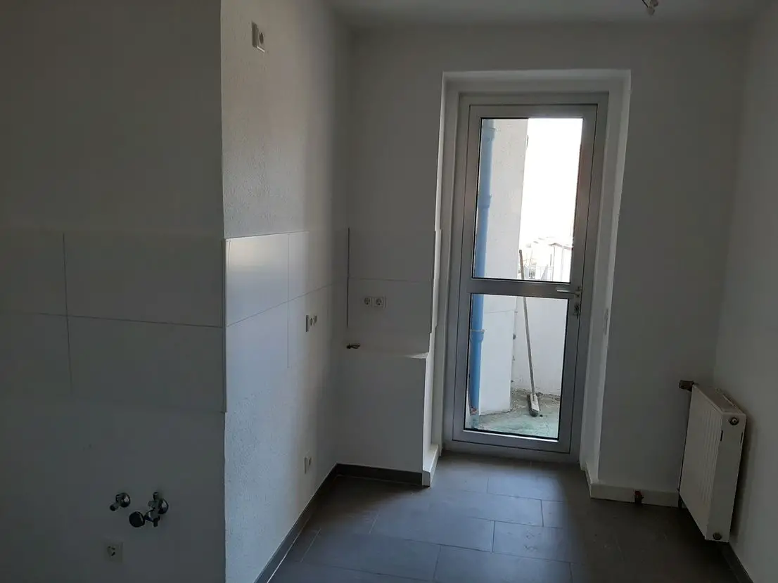 Küche Richtung Balkon -- Erstbezug nach Sanierung mit Balkon: freundliche 3-Zimmer-Wohnung in Köln-Sülz