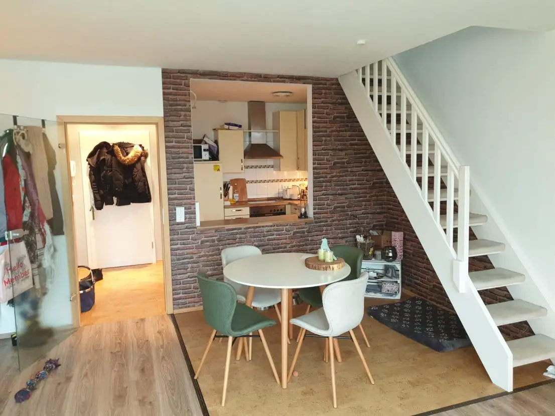 Wohnzimmer Theke zur Küche -- Gepflegte 2-Zimmer-Maisonette-Wohnung mit Balkon und Einbauküche in Diepholz (Kreis)