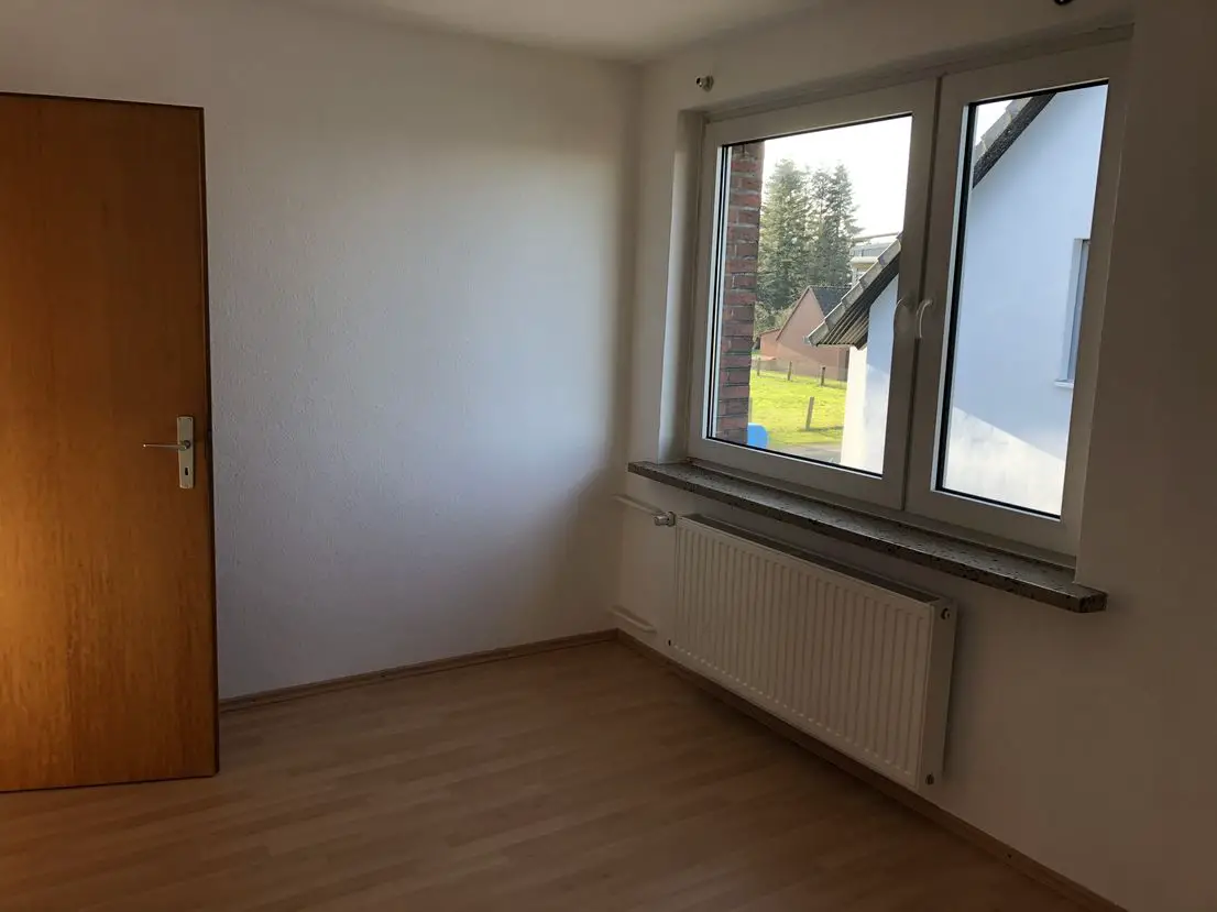 Arbeitszimmer -- Vollständig renovierte 3-Zimmer-Wohnung in Abbensen