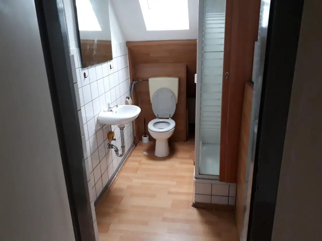 Badezimmer -- Ansprechende 1-Raum-Dachgeschosswohnung in Hagen