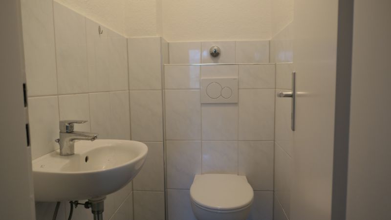 Gäste-WC -- Modernisierte Wohnung in gepflegtem Mehrfamilienhaus