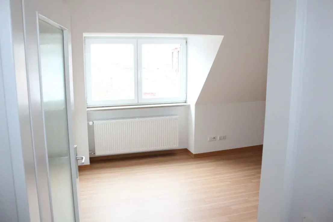 IMG_0803 -- Erstbezug nach Sanierung: stilvolle 3-Zimmer-DG-Wohnung in Würzburg