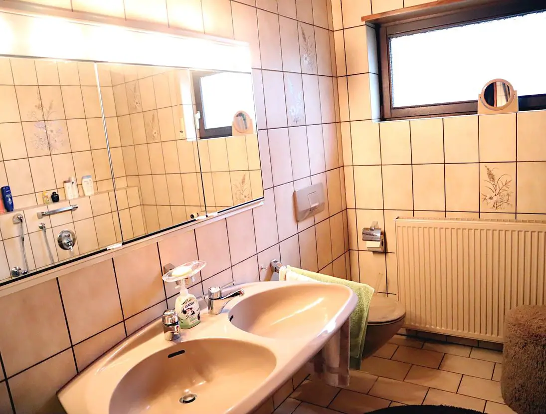 Badezimmer -- Das besondere und große Einfamilienhaus mit Einliegerwohnung im Gorxheimertal