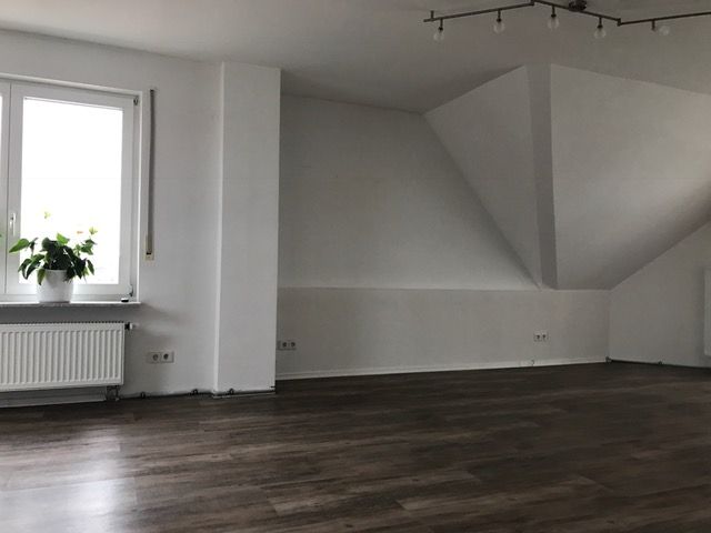 Wohnzimmer01 -- Gepflegte 3,5-Raum-DG-Wohnung mit Balkon und Einbauküche in Ditzingen