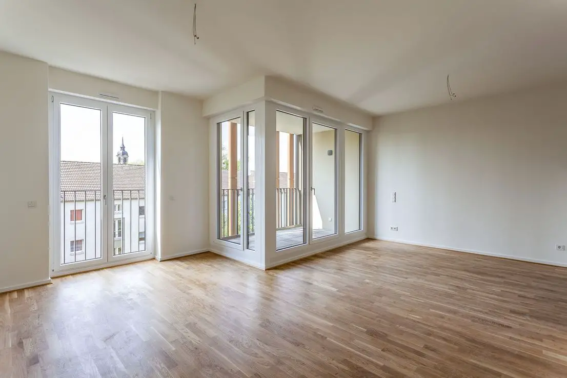 Wohnzimmer -- Modern, stilvoll & zentral I EBK, Balkon & Abstellraum