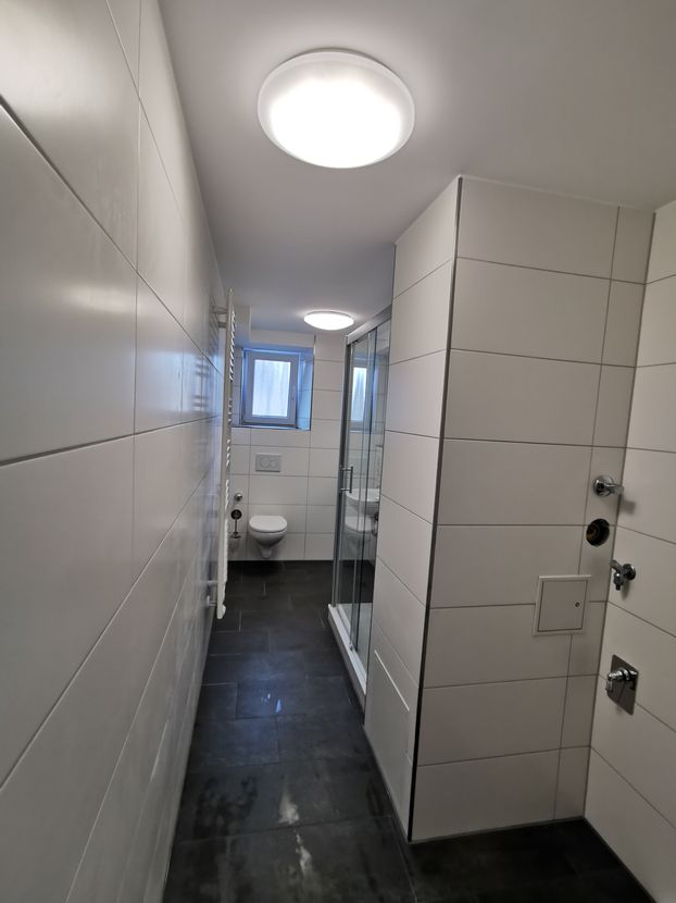 Badezimmer -- Erstbezug nach Sanierung: stilvolle 2-Zimmer-Wohnung mit EBK in Augsburg