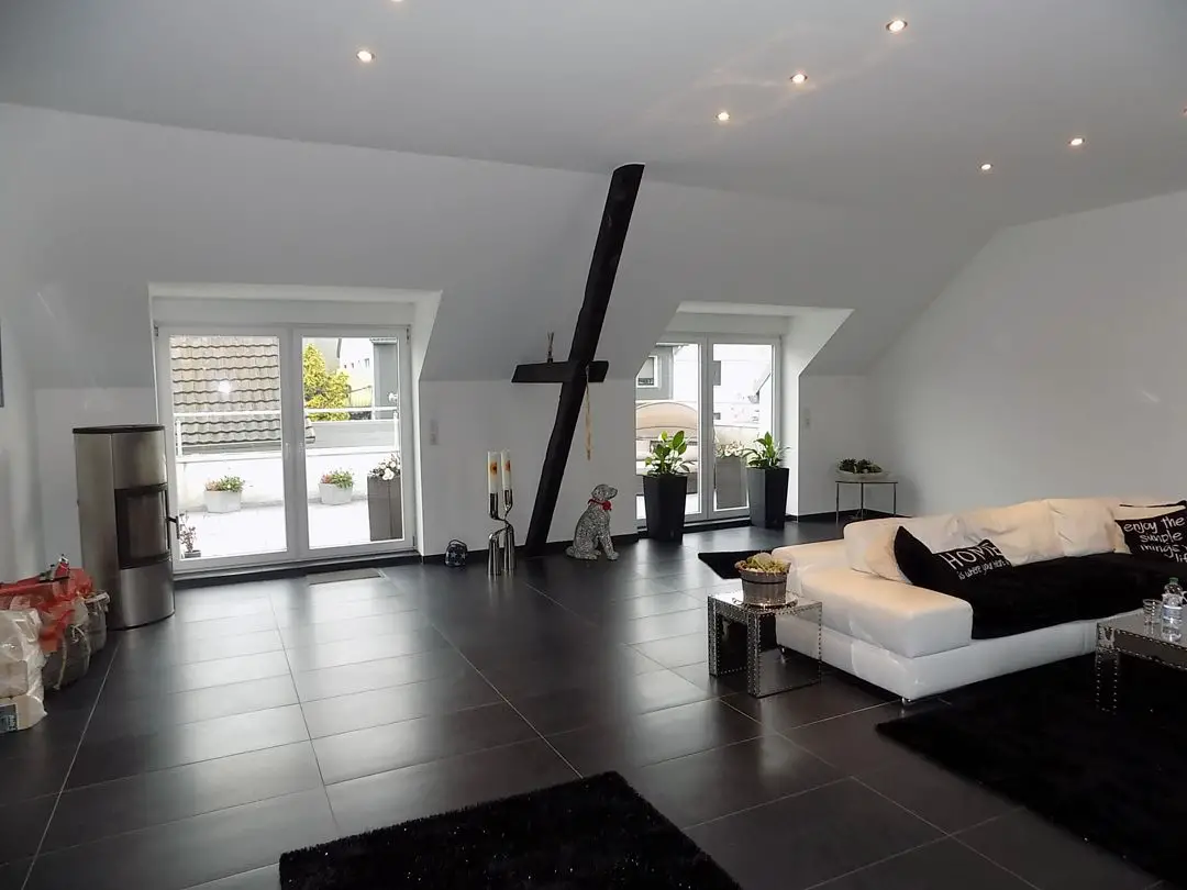 Wohnzimmer -- Riesengroße und helle Penthousewohnung mit Dachterrasse am Dönberg!