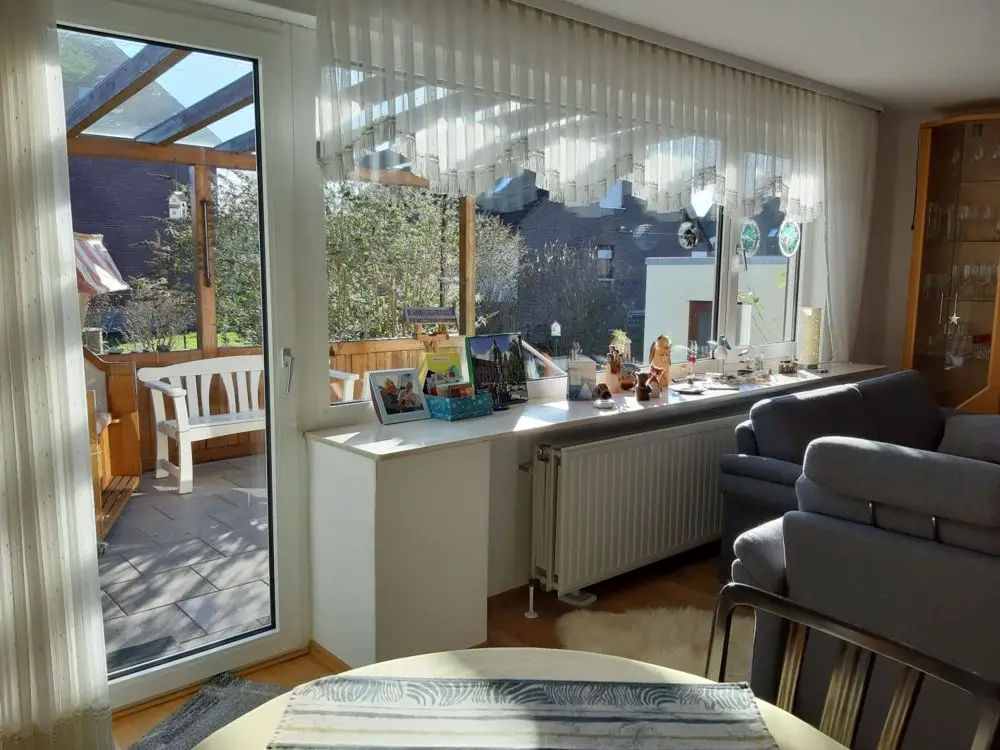 Wohnzimmer -- RUDNICK bietet WOHLBEFINDEN: sehr gepflegtes Einfamilienhaus mit Doppelgarage in Haste
