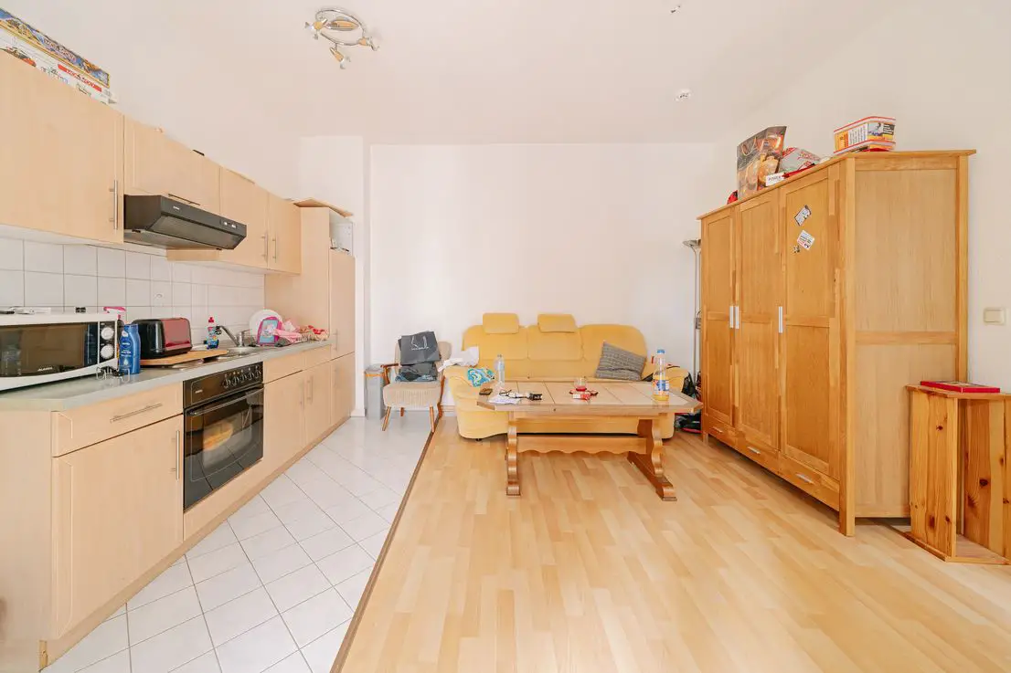 Wohnzimmer - Offene Küche -- Kleine 1-Zimmer-Wohnung mit Balkon in Magdeburg-Sudenburg