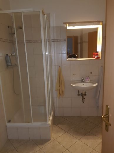 Badezimmer -- Helle und gemütliche 2-Raum-Wohung im Herzen von Rothensee zu vermieten