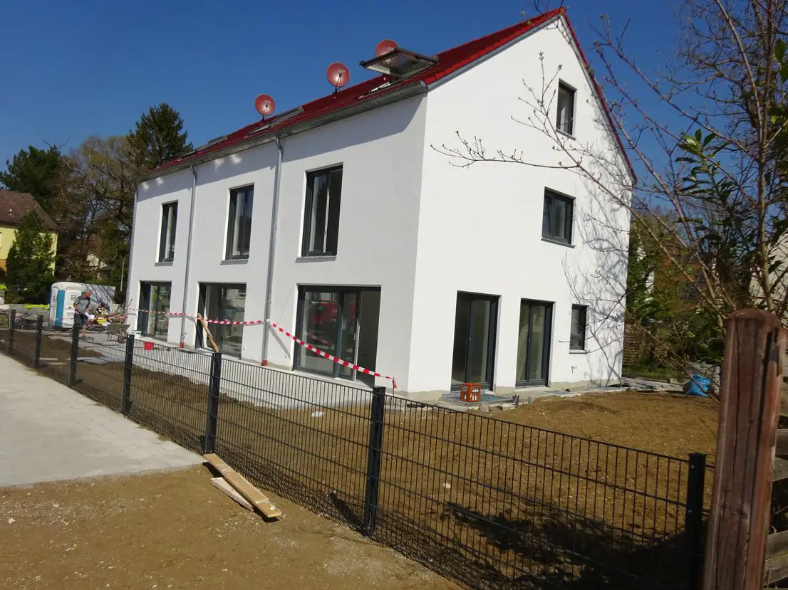 Hausansicht -- ERSTBEZUG: Helles KfW40-Reihenmittelhaus in ruhiger Lage in München-Lochhausen sucht Euch