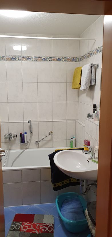 Badezimmer -- Neuwertige 2-Raum-Wohnung mit kleiner Terrasse und Einbauküche in Kraiburg - 84559