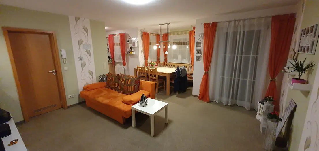 Wohnzimmer -- Neuwertige 2-Raum-Wohnung mit kleiner Terrasse und Einbauküche in Kraiburg - 84559