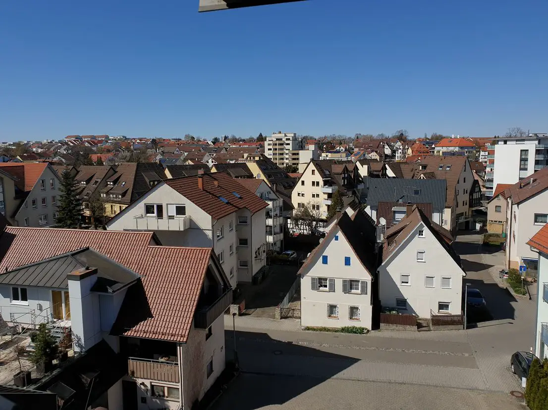 Aussicht -- Wunderschöne 3,5-Zimmer-Maisonette-Wohnung mit Balkon und Einbauküche im Herzen von Ditzingen