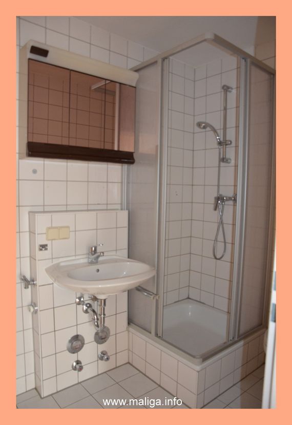 Bad mit Dusche I -- :-)TERRASSEN-Wohnung: 2-Räume /Pantry-Single-Küche/ Lift/moderner Neubau/Tiefgarage*