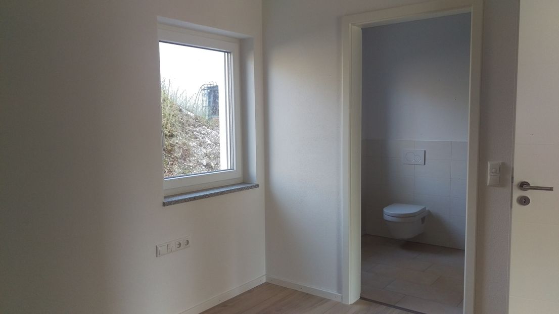 Schlafzimmer Bad WC -- Osterhase bringt eine Single-Wohnung auf dem Lande zum Träumen mit Terrasse, EBK
