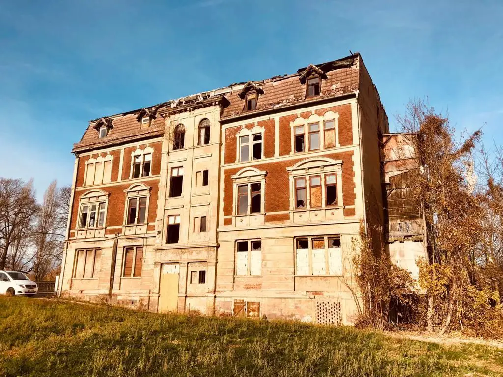 Vorderansicht -- Denkmalgeschützte Villa und Baugrundstück im Zeitzer Burgenlandkreis - Mehrfamilienhaus