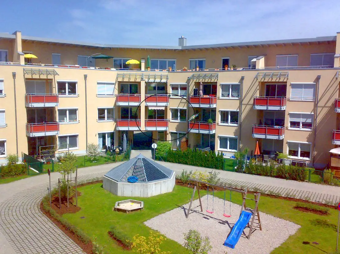 Ansicht vom Innenhof -- Moderne 3-Zimmer-Wohnung mit EBK und Balkon in Neusäß