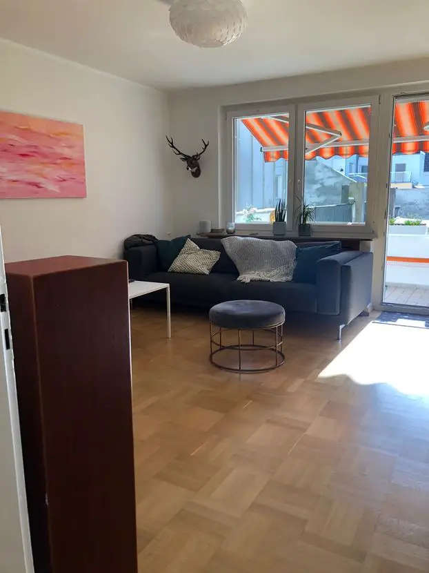 09 Wohnzimmer -- Renovierte ruhige Wohnung mit 3 Zimmern, Holzparkett, sowie Balkon und Küche in Krefeld Stadtmitte