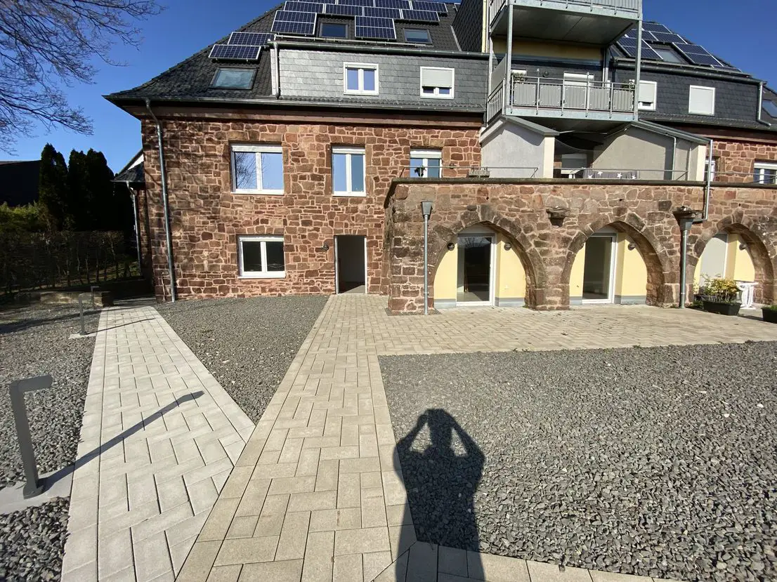 Hausansicht -- Souterrainwohnung in historischem Gebäude, mit großer Sonnenterrasse in Nideggen zu verkaufen
