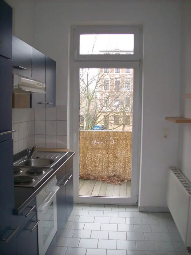 Küche mit EBK und Balkon -- Gemütliche 2-Raum-Wohnung mit Balkon und Einbauküche in der Nähe des Moritzplatzes