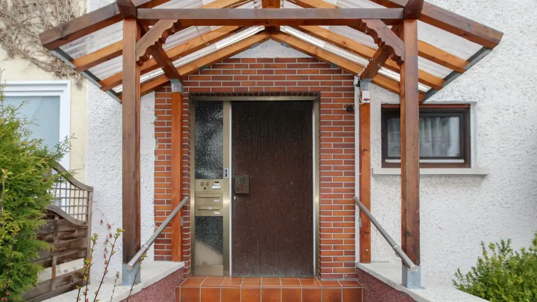 Hauseingang -- Doppelhaushälfte mit drei Wohneinheiten in Mittelkalbach zu verkaufen!