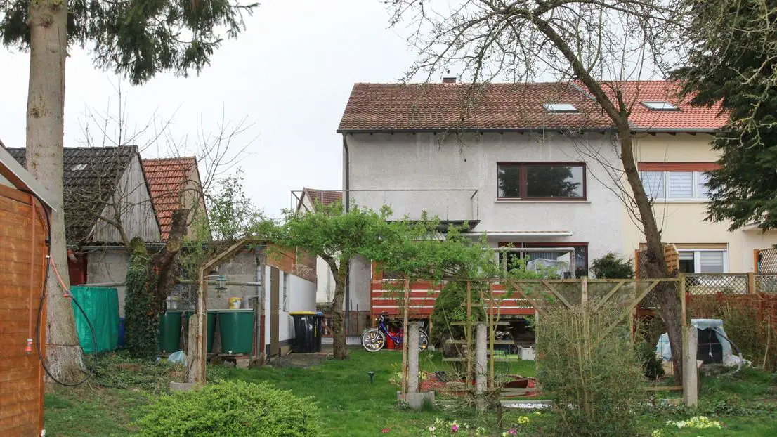 Rückansicht -- Doppelhaushälfte mit drei Wohneinheiten in Mittelkalbach zu verkaufen!