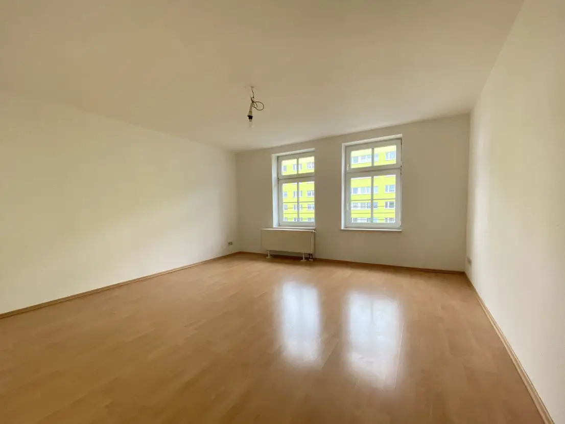 Wohnzimmer -- Helle 2-Zimmer-Wohnung in Neustadt mit EBK u. Stellplatz, 1 Monat mietfrei