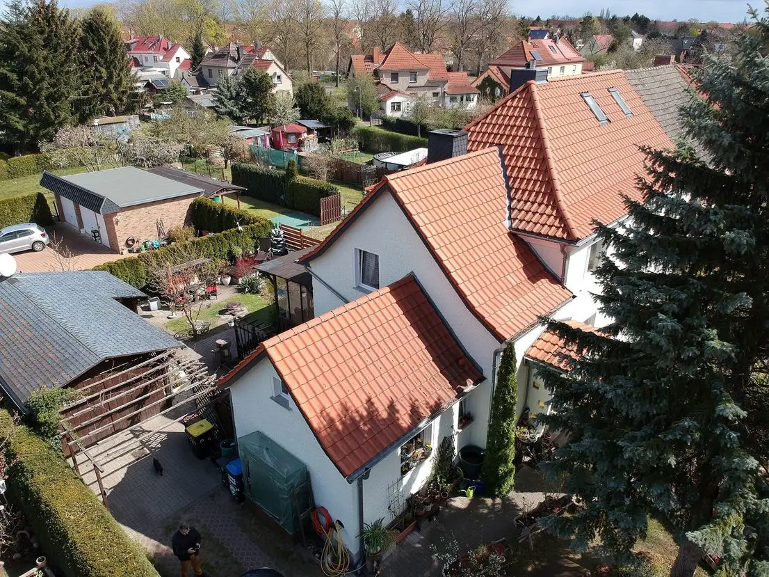 Luftaufnahme -- Hennigsdorf, ruhig gelegenes gepflegtes Reihenendhaus