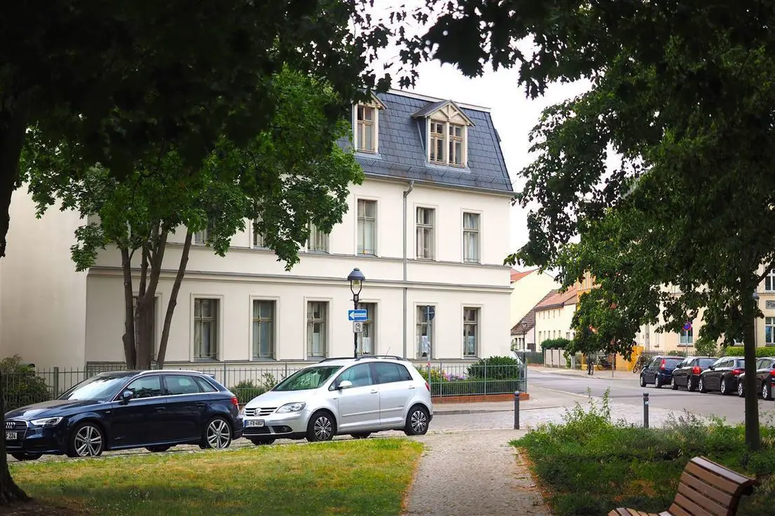 Im Grünen gelegen -- Denkmalgeschützte Wohnung mit Garten als Kapitalanlage in Babelsberg