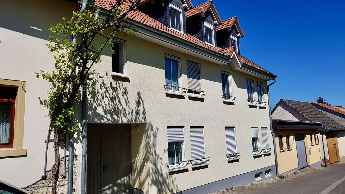 Hausansicht -- Gepflegte Erdgeschosswohnung mit vier Zimmern sowie Terrasse in Partenheim