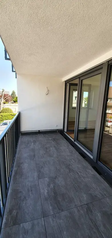Balkon -- Neubauwohnung in Misburg Nord mit großem Balkon und Aufzug: Luxus in 2 Zimmern mit Echtholzboden