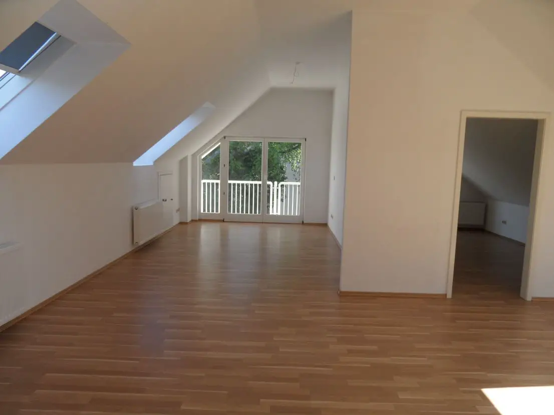 Wohnzimmer -- Bad Homburg- Traumhafte 2 Zimmer Wohnung in ruhiger Lage