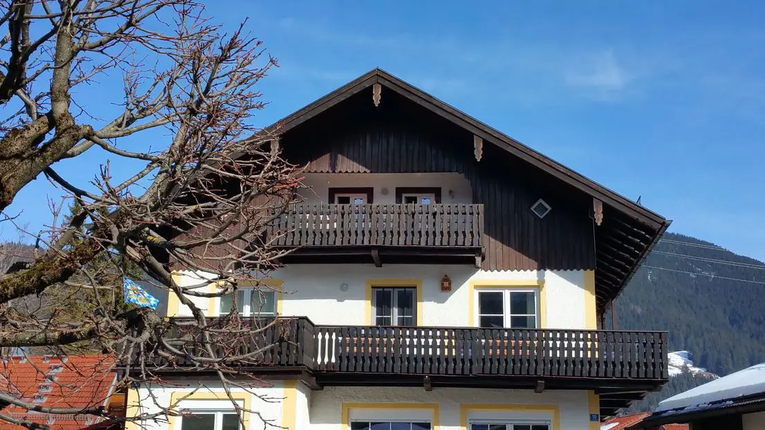 Außenansicht -- Oberammergau-Mitte: Kleines Apartment, 1 ZKB, EG, ca. 27m², Dusche-WC, EBK, Terrasse, zum 01.08.2020