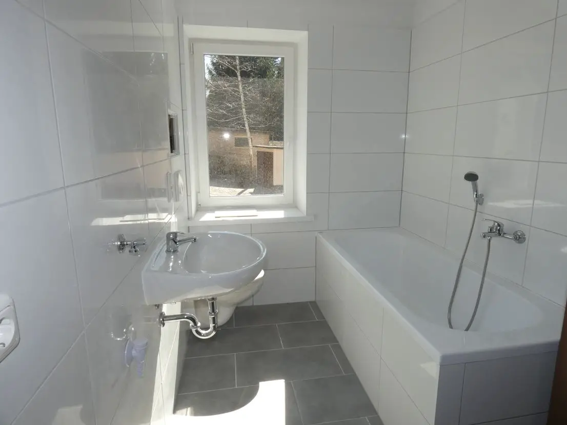 Badezimmer -- Schöne 3 Raum Wohnung in ruhiger Lage (2)