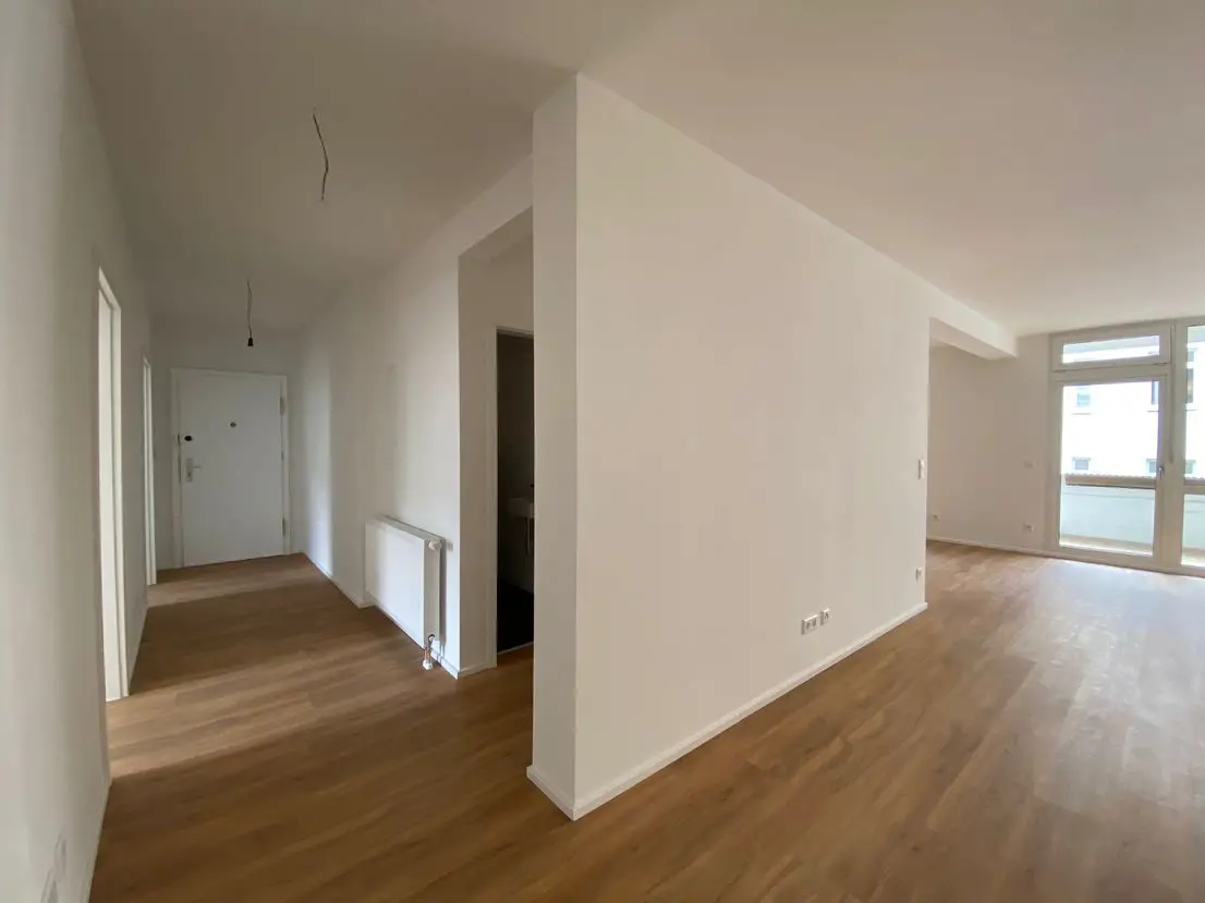 Flur u Wohnzimmer -- Erstbezug nach Sanierung mit Balkon: lichtdurchflutete 4-Zimmer-Wohnung in Unterbilk/Medienhafen