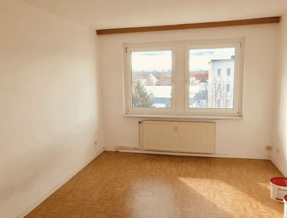 Wohnzimmer -- Entspannt wohnen ganz in der Nähe von Leipzig! Schöne 2-Raum Wohnung zum günstigen Mietpreis.