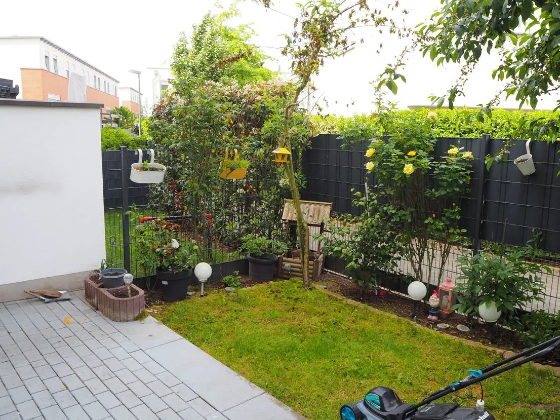 Gartenansicht -- Schickes, energieeffizientes Reihenhaus mit Garten und Carport in Toplage Widdersdorf