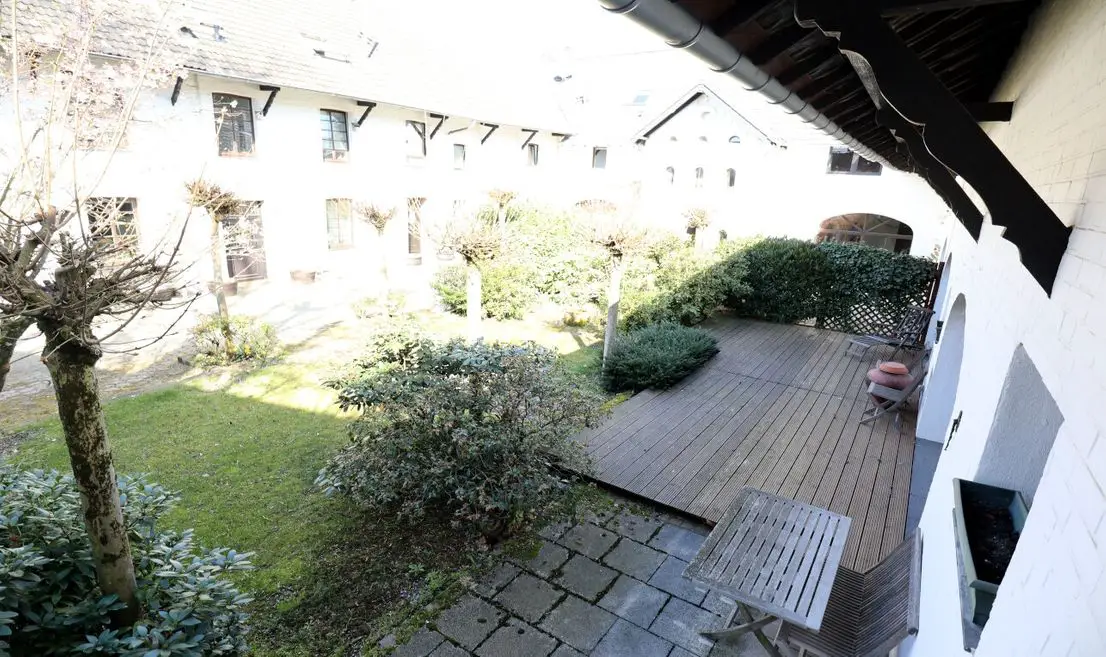 Terrasse und Garten -- Außergewöhnlich! Wohnen in einem umgebauten Gutshof in Grevenbroich-Hemmerden