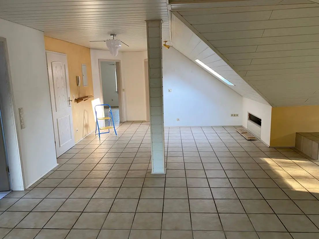 Esszimmer -- Gepflegte 3-Raum-Dachgeschosswohnung mit Einbauküche in Kleinheubach
